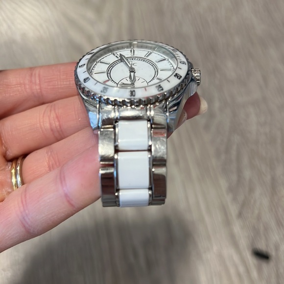 Guess - Picture 2 of 6